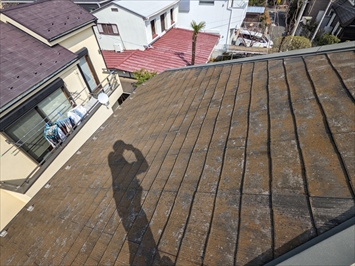 日野市平山にて屋根の点検依頼、苔の発生したスレートは塗装でメンテナンスいたしましょう